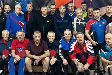 За теннисным столом – ветераны